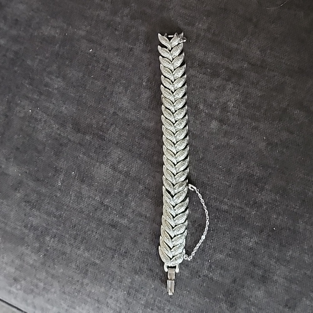 Fabulous Vintage CORO signed bracelet with boxclasp and safety chain 7"